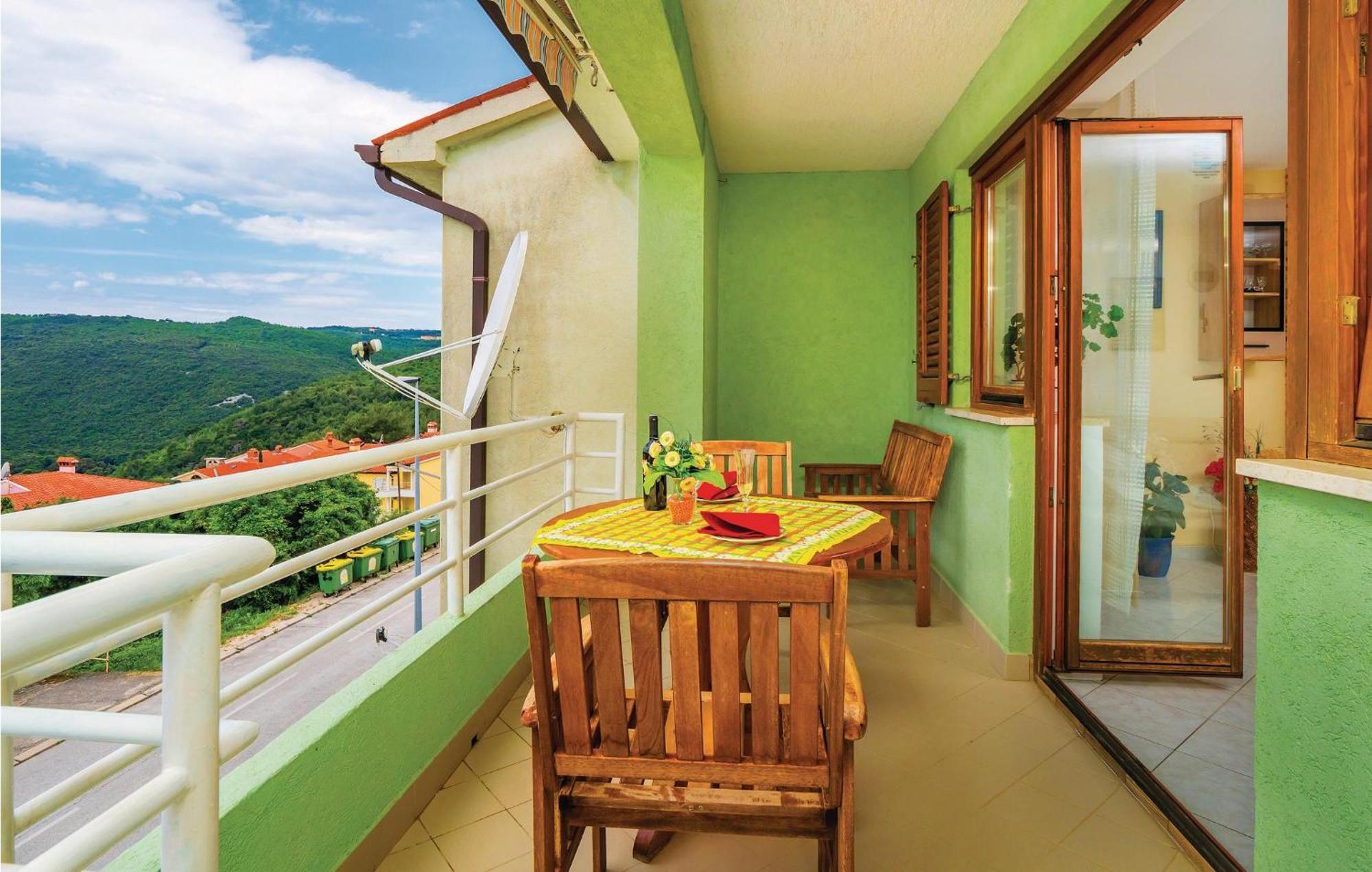 2 Bedroom Gorgeous Apartment In Rabac Exteriör bild