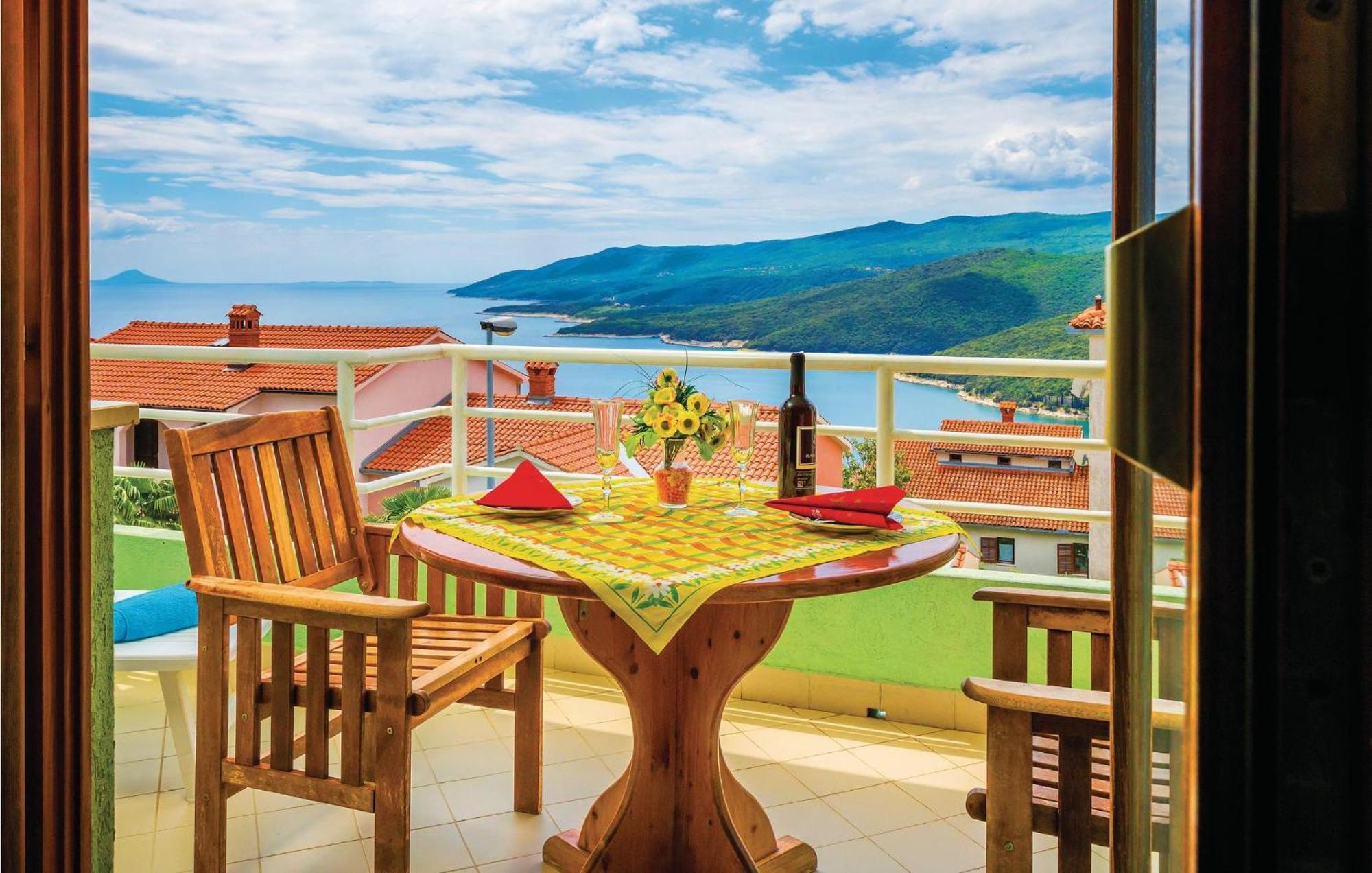 2 Bedroom Gorgeous Apartment In Rabac Exteriör bild